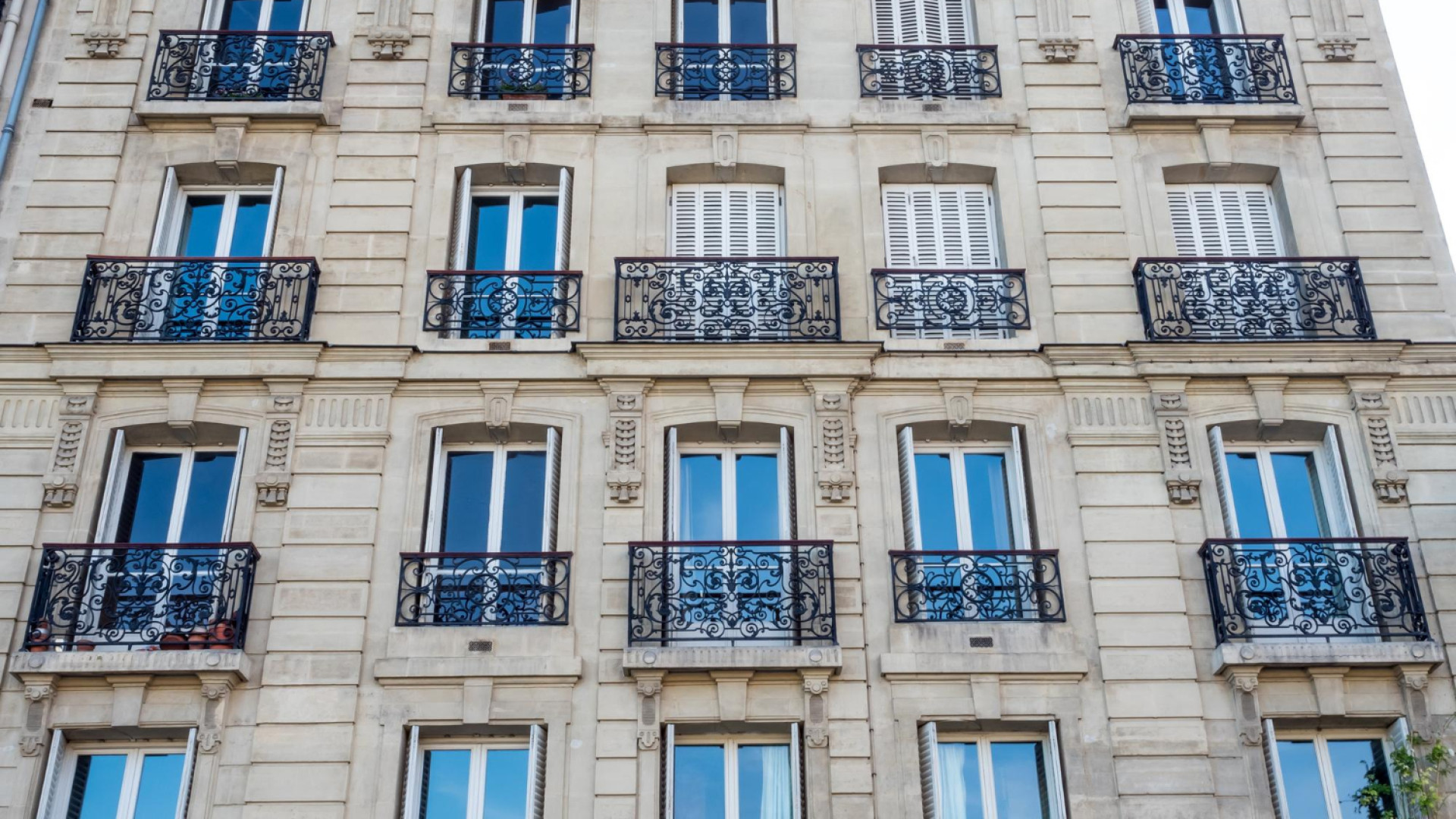 Menuiseries adaptées à l’architecture parisienne : que choisir pour votre façade ?