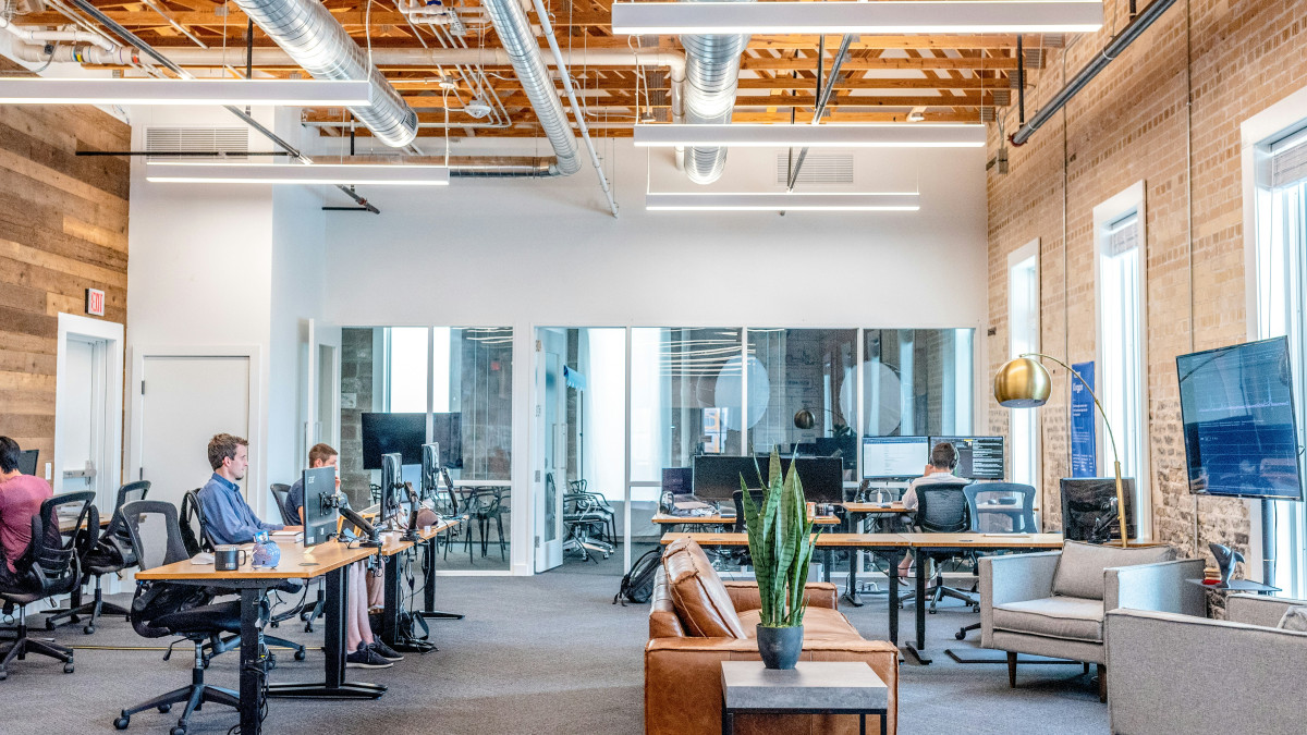 Des personnes travaillent au sein d'un espace de coworking.