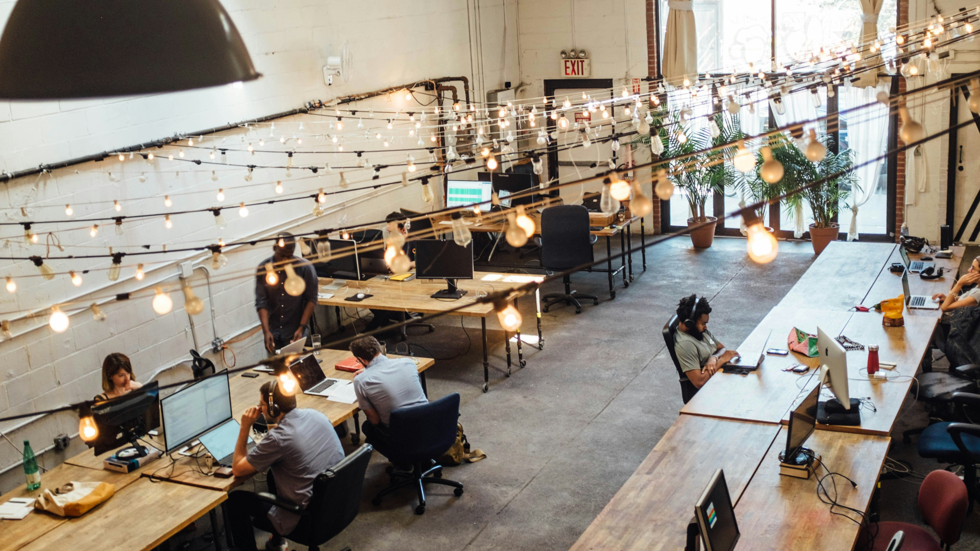 Pourquoi privilégier le bureau en coworking face au local professionnel classique ?